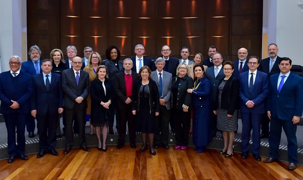 Ministra corregedora ao centro da foto, em primeiro plano. Desembargadores da administração mais próximos dela. Demais desembargadores ao redor na foto, que foi realizada no palco do plenário Pedro Ribeiro Tavares.