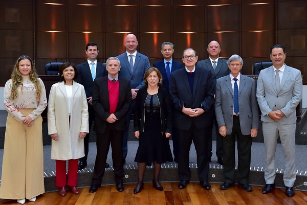 Ministra corregedora ao centro da foto, em primeiro plano. Desembargadores da administração ao lado dela. Servidores e juiz auxiliar da corregedoria-geral do TST também aparecem na foto, que foi realizada no plenário Pedro Ribeiro Tavares.