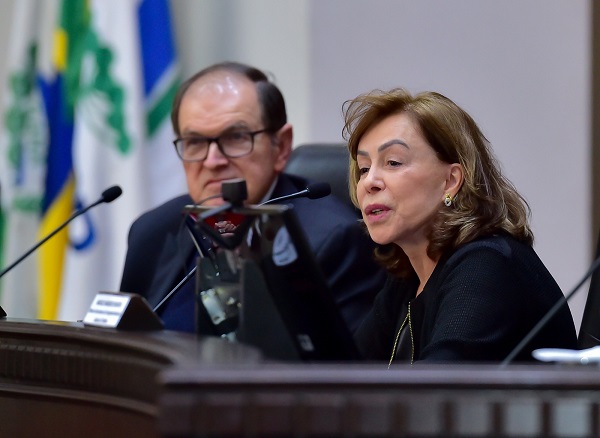 Em primeiro plano, a ministra corregedora. Em segundo plano, o presidente do TRT-PR, Célio Waldraf. A imagem é um retrato feito durante os agradecimentos finais.