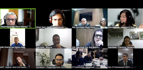 Reprodução da transmissão da sessão de dissídio on-line com 12 janelas de diálogo.