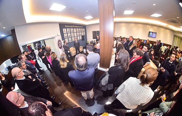 Fotografia com lente grande angular que mostra um grupo de cerca de 30 pessoas no evento da AATPR