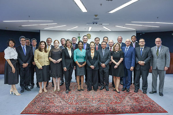 É um plenário. Na mesa de honra estão sete autoridades. Ao centro, o ministro Edson Fachin. A imagem enquadra algumas pessoas na plateia.