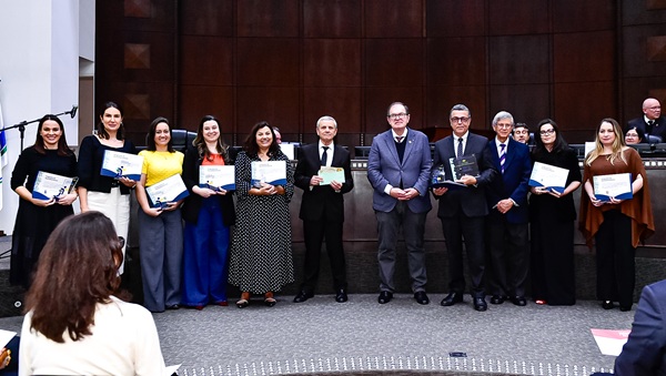 Fotografia de onze pessoas perfiladas lado a lado, sendo quatro homens e sete mulheres.