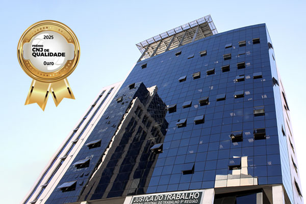 Foto do edif&iacute;cio de vidro espelhado do Tribunal Regional do Trabalho da 9&ordf; Regi&atilde;o. No canto superior esquerdo, um selo dourado com a inscri&ccedil;&atilde;o 