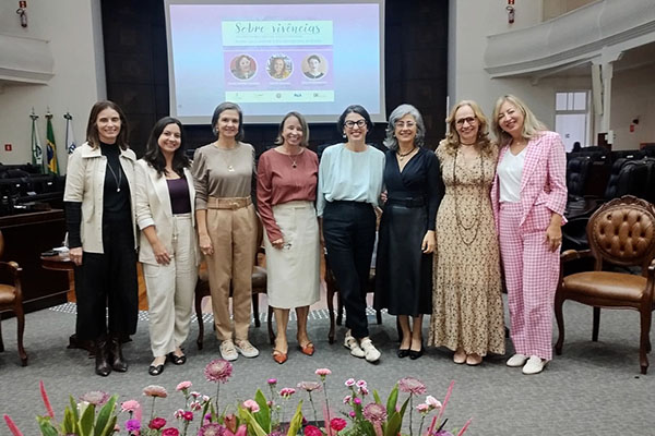 Fotografia de 8 mulheres em pé lado a lado