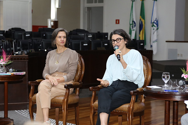 Fotografia com a escritora Giovana Madalosso durante palestra