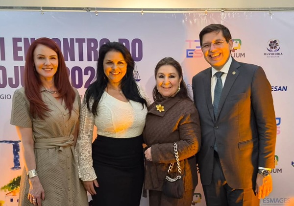 Fotografia de quatro pessoas em p&eacute;, lado a lado, tr&ecirc;s mulheres e um homem