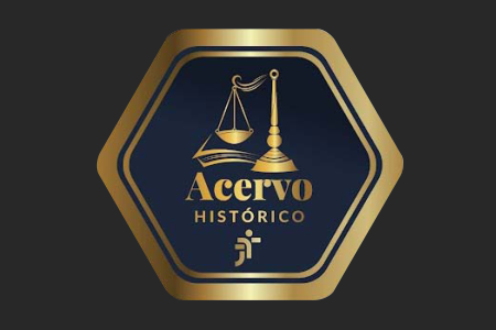 Imagem com o Selo Acervo Hist&oacute;rico ao centro, sobre fundo preto. O selo tem formato hexagonal, com as arestas arredondadas, em preto e dourado.