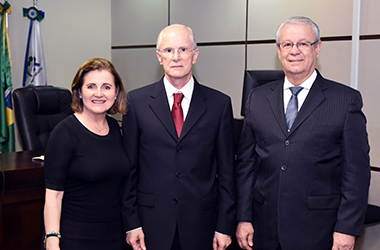 Des. Marlene T. Fuverki Suguimatsu, professor Manoel Antonio Teixeira Filho e Des. Altino Pedrozo Santos