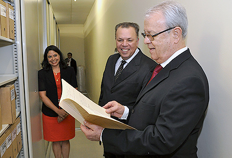 imagem mostra o presidente Altino folheando processo antigo ao lado do desembargador Cássio Colombo Filho