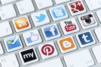 Imagem em plano fechado mostra uma representação de teclado de computador cujas teclas são símbolos de redes sociais existentes no mercado