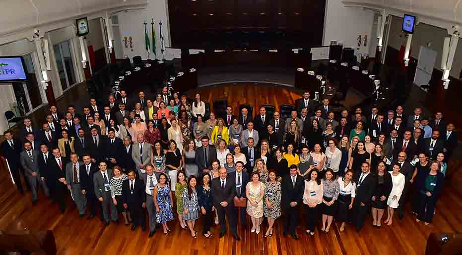 Desembargadores e juízes trabalhistas do Paraná