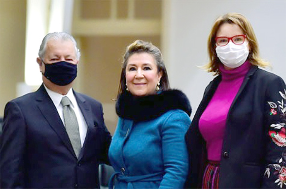 Advogados Carlos Santiago e Chrystiane Bortolotto com a desembargadora Ana Carolina Zaina