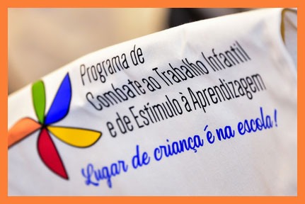 Notícia 0 Em Foz do Iguaçu, especialistas traçam retrato da exploração do trabalho de crianças e adolescentes no Brasil, relatam experiências bem sucedidas e apontam caminhos, como a remuneração do Ensino Médio, juizados especiais na Justiça do Trabalho, vinculação do orçamento público pelos conselhos municipais e programas de renda mínima.