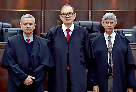 Notícia 0 Célio Horst Waldraff será o presidente, com Marco Antônio Vianna Mansur na vice-presidência e Benedito Xavier da Silva como corregedor regional. Na Ouvidoria atuará Arnor Lima Neto, com Edmilson Antonio de Lima como vice-ouvidor. Thereza Cristina Gosdal será a Ouvidora da Mulher, e a atual presidente do Tribunal, Ana Carolina Zaina, dirigirá a Escola Judicial, com Eliázer Antonio de Medeiros como vice-diretor.