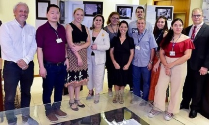 Notícia 3 Os equipamentos permitem visitar exposições virtuais sobre a respectiva jurisdição, assim como o acervo de exposições do TRT-PR.