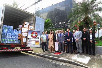Notícia 2 TRT-PR fez campanha de arrecadação de donativos  e servidores atuaram como voluntários no Centro Logístico da Defesa Civil do Paraná para auxiliar no transporte, separação e triagem de material.