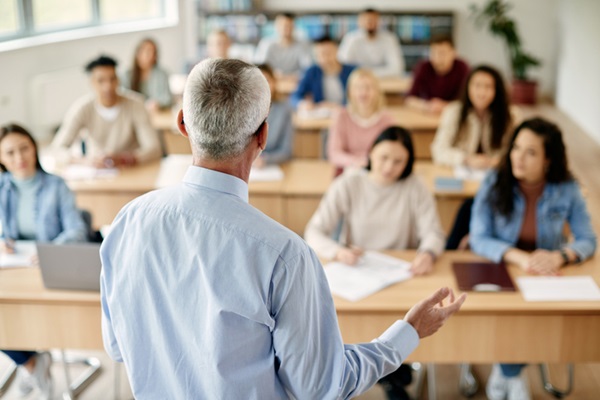 Notícia 0 O caso julgado refere-se a um professor universitário, que teve reconhecido o direito a receber verbas trabalhistas não pagas por uma instituição de ensino superior. Com isso, dois imóveis do espólio pertencente à mãe de uma das sócias da empresa serão penhorados para quitar a dívida.
