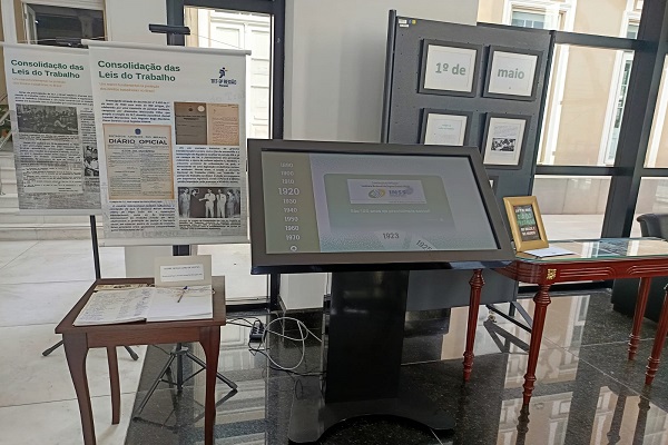 Notícia 2 A exposição ficará montada no 'foyer' dos Plenários até o dia 30 de maio e, na sequência, no Centro de Memória, onde ficará até o mês de setembro