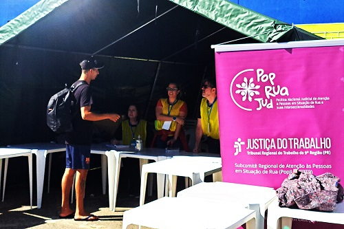 Notícia 1 TRT-PR juntou-se aos esforços de diversos entes públicos para proporcionar dignidade à população de rua de Curitiba e Região Metropolitana, assim como de comunidades indígenas paranaenses. Mais de 1.100 pessoas procuraram o estande do Subcomitê Regional de Atenção às Pessoas em Situação de Rua (PopRuaJud) em busca de materiais de higiene pessoal, cobertores, roupas e calçados.