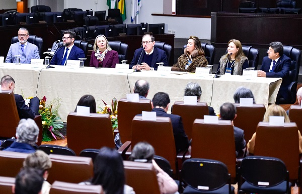 Notícia 3 A precarização das relações do trabalho foi o tema subjacente dos debates, que acontecem no TRT-PR até essa sexta-feira (6).