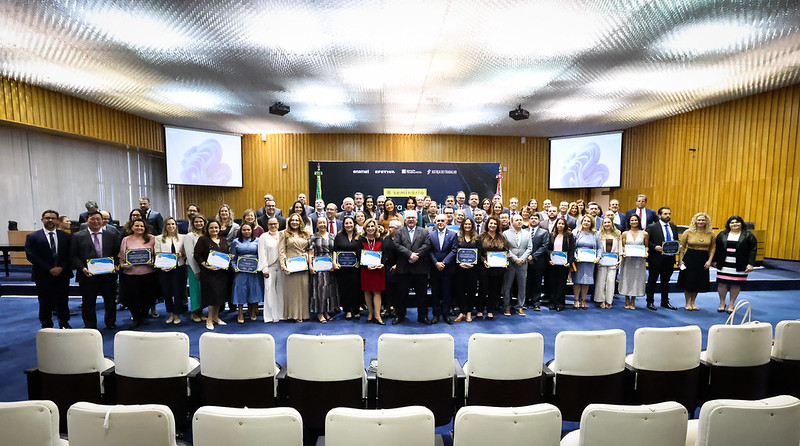 Notícia 2 A premiação foi entregue para a Vara do Trabalho de Bandeirantes, 3ª Vara do Trabalho de Ponta Grossa e a Vara do Trabalho de Arapongas.