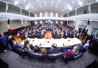 Notícia 1 Mais de 350 pessoas participaram nos dois dias dos debates no evento 'O Direito do Trabalho no Século XXI', promovido pelo TRT-PR e sua Escola Judicial (EJ), com apoio da Amatra IX e patrocínio de Itaipu Binacional.