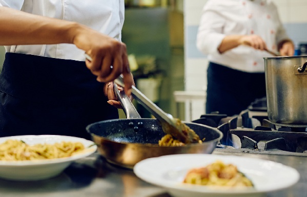 Notícia 0 O depoimento de testemunhas comprovou que a cozinheira chefe tinha um tratamento agressivo e desrespeitoso, chegando ao extremo de arremessar alimentos contra a trabalhadora.
