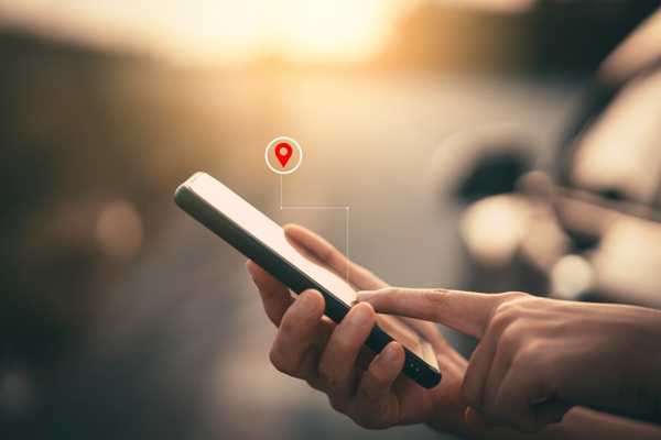 Notícia 0 A empregadora alegou que a prestação de serviço aconteceu apenas por três meses. O laudo pericial constatou que as geolocalizações foram eficientes para demonstrar a real rotina da trabalhadora por mais de cinco anos. O recurso apresentado ao TRT-PR argumentou que a prova pericial apenas daria o indício do paradeiro do aparelho celular da trabalhadora, tese não aceita pela 2ª Turma, que confirmou a decisão de 1º grau.