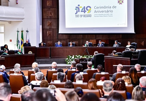 Notícia 0 Entre os agraciados, estava o ministro do Tribunal Superior do Trabalho Cláudio Mascarenhas Brandão. 29 personalidades foram homenageadas nesta sexta-feira (29) com a Ordem das Araucárias em solenidade no plenário Pedro Ribeiro Tavares.
