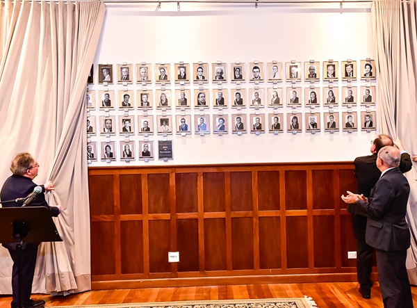 Notícia 1 O espaço, no foyer do Plenário Pedro Ribeiro Tavares, conta com os retratos das(os) magistradas(os) que atuaram e atuam no 2ª Grau do regional paranaense.