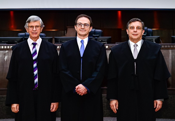 Notícia 0 O desembargador Arion Mazurkevic foi eleito presidente. Os desembargadores Benedito Xavier da Silva e Archimedes Castro Campos Júnior foram eleitos para o cargo de vice-presidente e corregedor regional, respectivamente. Os novos integrantes serão empossados no dia 5 de dezembro.