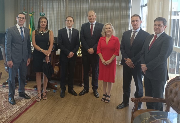 Notícia 2 O encontro aconteceu no Gabinete da Presidência do TRT-PR.