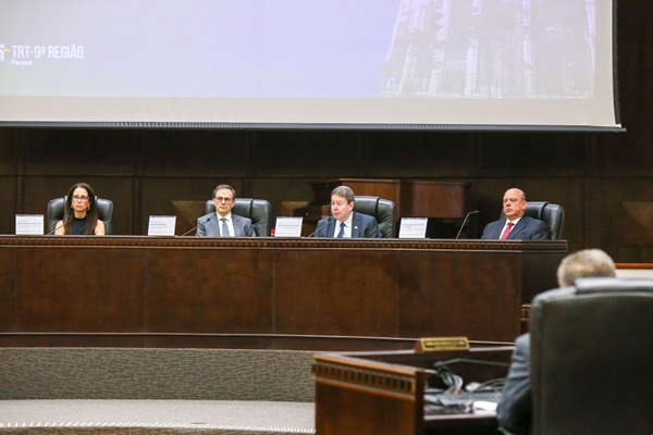 Notícia 0 Ministro José Roberto Freire Pimenta afirmou que 'o Tribunal paranaense não se limita a julgar, mas educa, transforma e se aproxima da sociedade'.