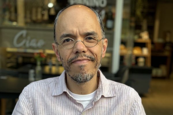 Notícia 2 Autor do livro "Latim em pó" apresenta a palestra "Falar com os outros, dizer quem somos" na abertura do ano letivo da Escola Judicial