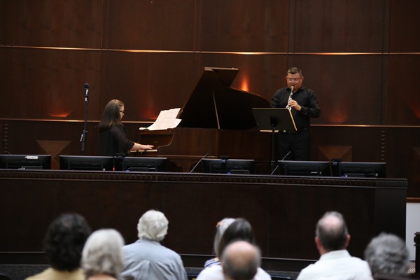 Notícia 2 A estreia ficou por conta do Duo Palheta ao Piano, formado pelo clarinetista Jairo Wilkens e pela pianista Clenice Ortigara.