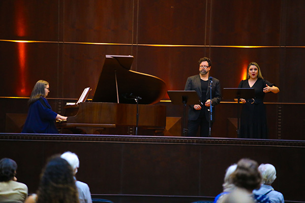 Notícia 3 Na quinta-feira (16), os chilenos Paloma López-Schott (soprano) e Mário Malinconi (tenor) interpretaram trechos de óperas alemãs e de canções chinesas
