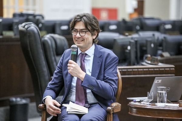 Notícia 0 Primeiro dia do evento realizado pela Escola Judicial e pelo TRT-PR reúne especialistas do Brasil e do exterior para tratar de sindicalismo e direito internacional do trabalho. Na foto, o francês Xavier Beaudonnet, da Organização Internacional do Trabalho.