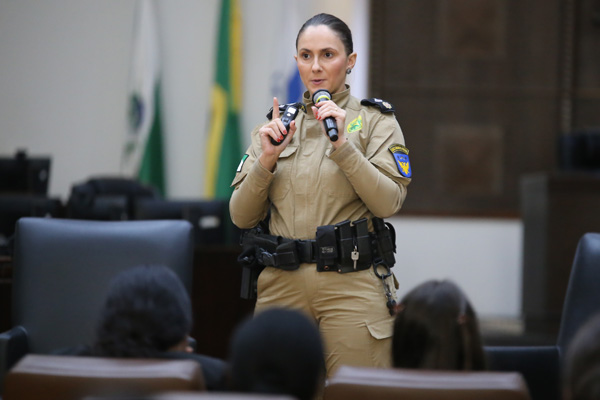Notícia 2 Em palestra no TRT-PR, coordenadora da Patrulha Maria da Penha explica que o maior desafio da prevenção é conscientizar as próprias vítimas