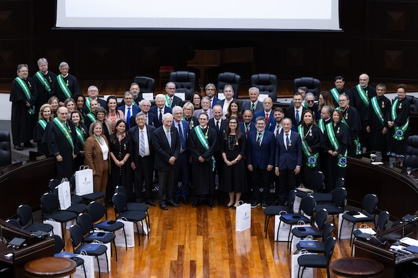 Notícia 0 No evento, o Tribunal homenageou 27 personalidades com a medalha da Ordem das Araucárias